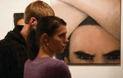 Im Blickfeld der Betrachter: An der Vernissage zur Ausstellung mit Malerei von Claudia Valer. (Bild: Urs Jaudas)