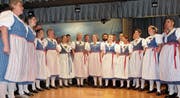 Der Gesamtchor vereinte rund 40 Sängerinnen und Sänger bei ihren Liedervorträgen. (Bilder: PD)