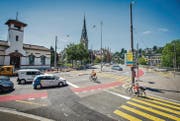 Der Veloübergang, dort wo der Velofahrer im orangen Shirt fährt, wird auf die ganze Strassenbreite verlängert und mit einer Ampel gesichert. (Bild: Urs Bucher)