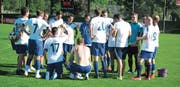 Trotz des Abstiegs hat die Mannschaft den Teamgeist nicht aufgegeben. Das zeigte sich nach dem Schlusspfiff der letzten Partie in der Saison. (Bild: Beni Bruggmann)