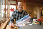 Marketing mit Tischset: Thomas Rickenmann macht auch in Restaurants auf seinen neuesten Film «Silvesterchlausen» aufmerksam. (Bild: Hansruedi Kugler)