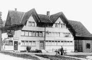 Seit 1824 ist die Liegenschaft des ehemaligen Gasthauses Krone im Besitz der Familie Keller. Auf der Abbildung, die 1930 entstand, ist noch der Lebensmittelladen «Handlung Baumgartner-Keller» (links) zu sehen sowie Jakob Baumgartner, der mit dem Hund Kundenbesuche tätigte.
