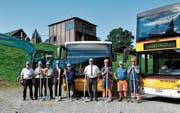 Gemeindepräsident Rolf Züllig (Mitte) vollzog mit Vertretern der Postauto Ostschweiz, der Tiefbau Alpiger AG und mit Planer Roland Faoro den symbolischen Spatenstich zur neuen Postautogarage in Wildhaus. (Bild: Sabine Schmid)