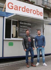 Die Olma-Garderobe von Dario Hefti (links) und Andrin Fröhlich öffnet mittags zwischen 12 und 13 Uhr. Abgegebene Gegenstände können jeweils bis 22 Uhr abgeholt werden. (Bild: Sheila Eggmann)