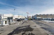 Möglicher Standort für ein kantonales Sicherheitszentrum: Die Kunklerstrasse mit den Lagerhallen der ehemaligen Armstrong AG (rechts). (Bild: Hanspeter Schiess)