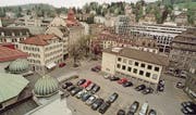 Das Bleicheli Anfang Mai 1999. Im Hintergrund sind die ersten weiss-grauen Bauten der Raiffeisen-Gruppe zwischen Gartenstrasse und Wassergasse zu sehen, vorne links das markante Dach der Synagoge. (Archivbild: Regina Kühne)
