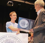 Levy Herzig wird als 32 000. Kodex-Absolvent ausgezeichnet. (Bild: pd)