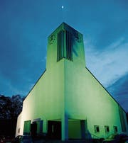 «Leuchtende Kirchen»: Zwei Wochen strahlen die drei MTG-Kirchen abends wie hier in Lichtensteig in Grün. (Bild: PD)