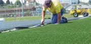 Diesen Sommer wurde der neue Kunstrasenteppich in der Sportanlage Rüti gelegt. Wie der sanierte Platz ist auch der neue aus hochwertigem, nicht rezykliertem Granulat. (Bild: PD)
