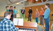 Fröhliches Proben der Singknaben Toggenburg unter der Leitung von Matthias Ammann. (Bild: Adi Lippuner)