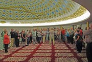 Die Besuchergruppe unter der eindrücklichen Kuppel der Wiler Moschee. (Bild: PD)