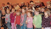 Sie können die Liedertexte bereits auswendig, die Erst- bis Drittklässler, die den Kinderchor bilden. (Bilder: Andrea Häusler)