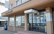 Der Bankenplatz Uzwil wird kleiner: Nur noch bis Ende Mai wird die Credit Suisse an der Bahnhofstrasse 76 eingemietet sein. (Bild: Zita Meienhofer)