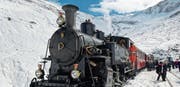 Der Männerchor Bazenheid unternahm eine Reise ins Wallis und reiste mit der Furka-Dampfbahn durch die verschneite Bergwelt. (Bild: PD)