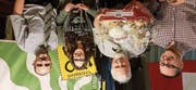 Kurt Geisser, Bezirksschützenmeister, Angela Rutz, Gewinnerin Bezirkscup, Robert Brunner, abtretender Veteranenfähnrich, und Christian Hildebrand, erste Feldmeisterschaft Pistolen (von rechts). (Bild: PD)