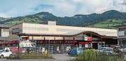 Windenergie ist «sichtbar»: Die beiden Windräder, die im Gebiet Honegg-Oberfeld gebaut werden sollen, wird man von Altstätten aus gut sehen können, wie die Visualisierung der Appenzeller Wind AG zeigt. (Bild: pd)
