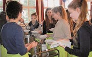 Jugendliche helfen beim Servieren der Suppe. (Bild: Bea Näf)