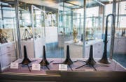 Auch Trompeten aus dieser Vitrine haben die Einbrecher aus den Halterungen entfernt. (Bilder: Urs Bucher)