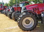 Ende Juni 2015 hat der 20-Jährige vom Vorplatz einer Melser Landmaschinenfirma einen dort ausgestellten Traktor gestohlen und wollte damit zu Bekannten nach Chur fahren. In Bad Ragaz hat die Polizei das Fahrzeug ohne Nummernschilder angehalten. (Symbolbild: depositphoto/zafra)