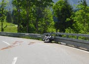 Der Töfffahrer blieb beim Unfall unverletzt. (Bild: Kapo SG)