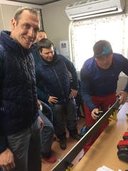 Bruno Kernen, Weltmeister und "Olympia Medalist" zeigt unserem Team, wie er seine Ski präpariert. (Bild: PD)