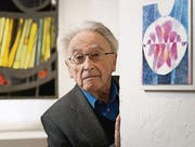 Heinrich Stäuble im Februar 2014 auf Schloss Dottenwil zwischen den Bildern einer seiner letzten Ausstellungen. (Archivbild: Michel Canonica)