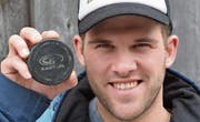 Marc Bischofberger im Playoff-Fieber: Der Skicrosser mit der (fast) perfekten Saison besucht die Eishockeymannschaft, der noch zwei Siege zur perfekten Saison fehlen. (Bild: Yves Solenthaler)