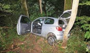 Die Bergung von Person und Fahrzeug gestaltete sich im abfälligen Gelände zwischen Kobelwald und Oberriet kompliziert. (Bild: kapo)