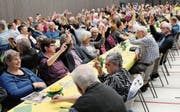 Mehr als 300 Stimmbürgerinnen und Stimmbürger stimmten sämtlichen Anträgen des Ortsverwaltungsrates uneingeschränkt zu. (Bild: Benjamin Schmid)