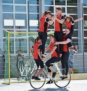 Ein gemischtes Kunstradteam wagte sich sogar zu sechst auf ein Rad. (Bild: Martin Zuber)