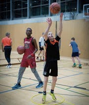 Volle Konzentration: Die Spieler des Special-Basketball-Teams feilen an ihrem Wurf. (Bild: Ralph Ribi)