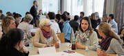 Ganz viele Akteure rund um die frühe Förderung fanden sich zum Austausch im Oberstufenzentrum Lichtensteig ein. Stehend Moderator Andy Limacher. (Bilder: Martina Signer)