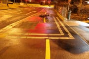 Der E-Bike-Fahrer hat sich beim Unfall eine Hirnerschütterung zugezogen. (Bild: Stapo SG)