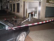 Sicherheitspoller sind für Einbrecher kein Hindernis, wie dieses Beispiel zeigt. Mit einer Gerüststange überwinden sie den Abstand bis zur Tür. (Bild: Int. Juwelier-Warndienst)