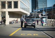 Ein Auto ist kein Car: Das Anhalten und Parkieren an der Lagerstrasse, zwischen Lokremise und Fachhochschule, ist für Private verboten. (Bild: Benjamin Manser)