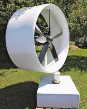 Das Mini-Windrad hat einen Durchmesser von 1,6 Meter und soll fast lautlos Strom auf dem Hausdach produzieren. (Bild: Susi Miara)