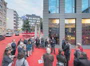 Monika Kritzmöller, mit Hütchen, und Carlos Martinez, zu ihrer Linken, referierten über das Konzept «Wohnzimmer». (Bild: Hanspeter Schiess)