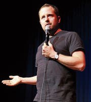 Für ihn kam das Publikum am Freitag in den «Metropol»-Saal: Gabriel Vetter, aufgewachsen im Kanton Schaffhausen, seit 2003 als Slam Poet bekannt und Gewinner des Salzburger Stiers. (Bild: Seraina Hess)