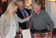 Nach Gründungspräsident Johann Ulrich Steiger im Jahr 2005 wurde am Mittwoch auch Eduard Pfändler (rechts) die Ehrenbürgerschaft Flawils verliehen. (Bilder: Andrea Häusler)