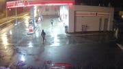 Ein Überwachungsbild vom Überfall in St.Gallen. (Bild: Kapo TG)