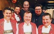 Der Rüthner Patrick Koller (hinten in der Mitte) wird zusammen mit seinem Musikerkollegen Charly Bereiter und den Sängerfreunden am Donnerstag, 17. August, im «Donnschtig-Jass» zu sehen und zu hören sein. Sie performen den Partyhit «Dini Seel ä chli la bambälä la». (Bild: pd)