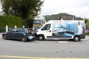 Der 19-jährige Lieferwagen-Fahrer übersah den stillstehenden PW und prallte in dessen Heck. (Bild: Kapo SG)