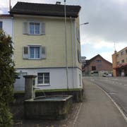 Das Haus Sternen im Zentrum von Bronschhofen. Die Tat soll im Obergeschoss geschehen sein. (Bild: sdu)