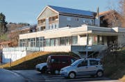 Die Umzonung der Grundstücke, auf dem das Hallenbad Degersheim steht, von der Kurzone in die Wohnzone W3 ist rechtskräftig. (Bild: Andrea Häusler)