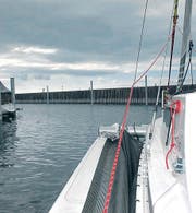 Die Fahrt geht los, der Katamaran verlässt den Hafen Staad.