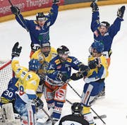 Jubel auf Seiten des im vierten Spiel siegreichen SC Weinfelden beim Schlusspfiff. Die Thurgauer haben ihre Chancen zum Ligaerhalt gewahrt. (Bild: Mario Gaccioli)