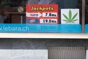 CBD-Blüten werden seit Montag auch am K-Kiosk und in Avec-Filialen verkauft. (KEYSTONE/Gaetan Bally/Archiv)