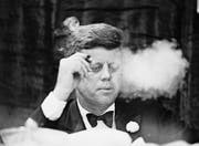 Soll sich 1962 kurz vor den Sanktionen mit 1000 kubanischen Zigarren eingedeckt haben: US-Präsident John F. Kennedy. (Bild: Bettmann Archive)