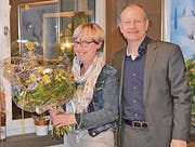 Thomas Bolt bedankt sich bei Marlies Zellweger für die langjährige Tätigkeit beim Spitex-Verein. (Bild: pd)