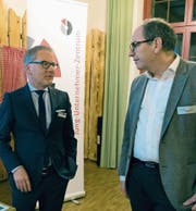 Referent Christoph Brunner (links) tauscht sich mit Regierungsrat Bruno Damann aus. Beim Apéro gingen die Diskussionen rege weiter. (Bilder: PD)